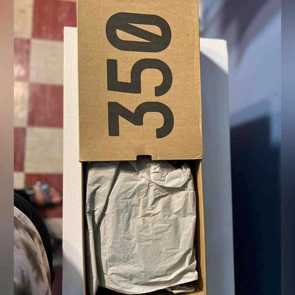 Authentic Adidas Yeezy Boost 350 V2 NWT‎